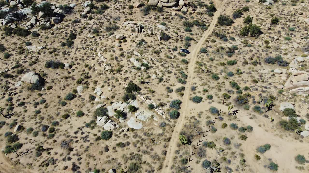 volando sobre una pequeña casa del desierto y revelando un majestuoso terreno desértico