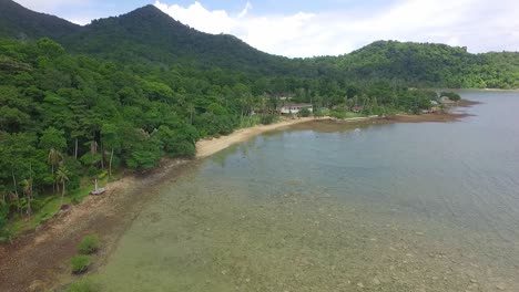 toma de drones de la costa de la isla tropical con selva, playa, manglares y pequeño resort