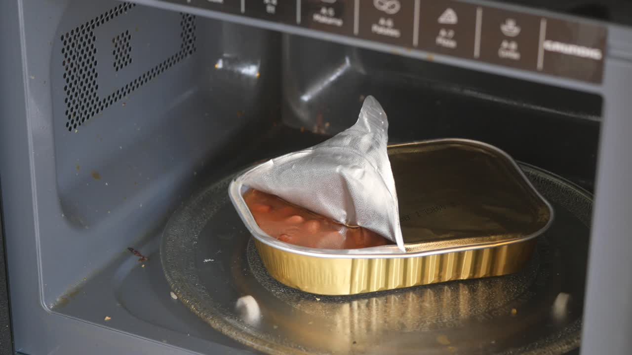 Ready meal in the microwave