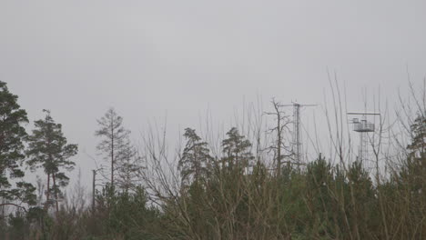 Langsamer-Schwenk-Des-Sekundären-Rotierenden-Radarturms-Auf-Dem-Flughafen-Arlanda