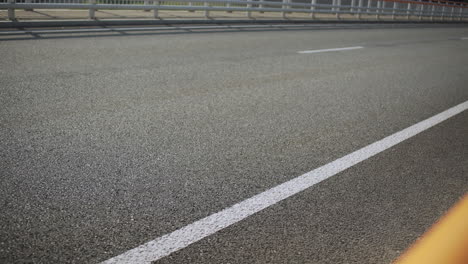 Coches-Fuera-De-Foco-Circulando-Por-La-Carretera