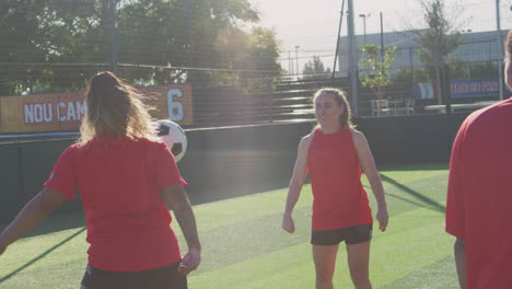 Spieler-Kickt-Ball,-Während-Sich-Die-Weibliche-Fußballmannschaft-Während-Des-Trainings-Vor-Dem-Spiel-Aufwärmt