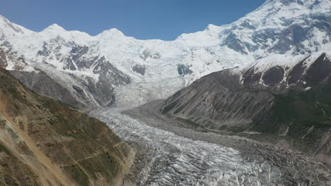 Toma-De-Dron-De-Nanga-Parbat-Con-Un-Glaciar-En-El-Valle,-Prados-De-Hadas-Pakistán,-Toma-Aérea-Cinematográfica-Amplia-Y-Reveladora