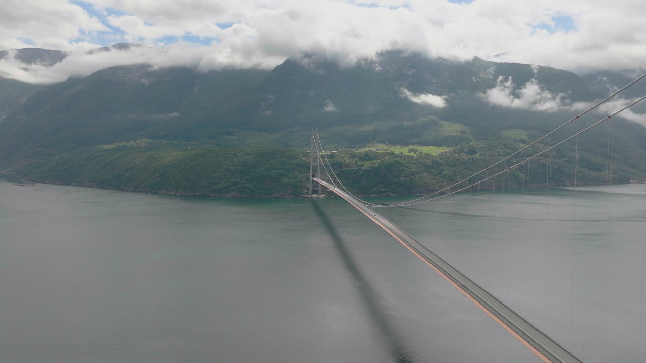 antena épica junto al puente colgante de hardanger sobre el fiordo, paisaje escénico