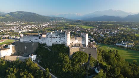 Umlaufender-Drohnenschuss-über-Der-Festung-Hohensalzburg