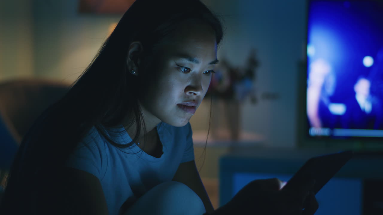 밤에 스마트폰을 사용하는 여성