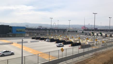 Toma-Amplia-De-Autos-Que-Ingresan-A-Tijuana-México-A-Través-Del-Puerto-De-Entrada-De-San-Ysidro