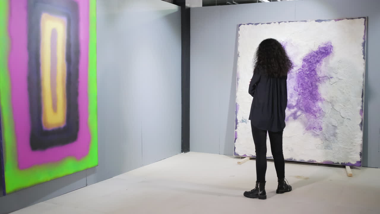 미술관 에서 추상적 인 미술 을 보는 여자