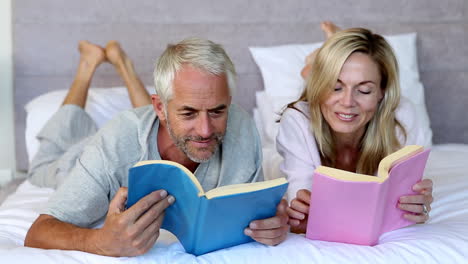 pareja leyendo libros en el dormitorio