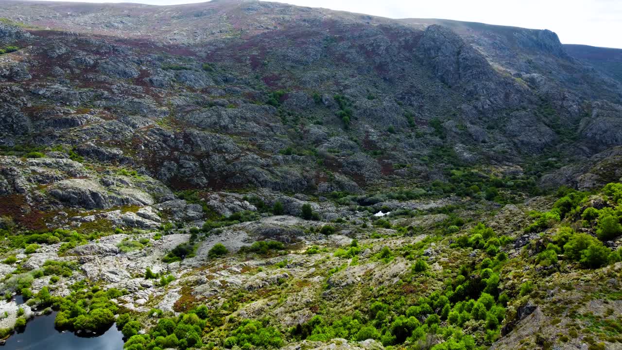 Desplazamiento sobre los acantilados rocosos hacia el cañón del río Tera, Zamora, España.
