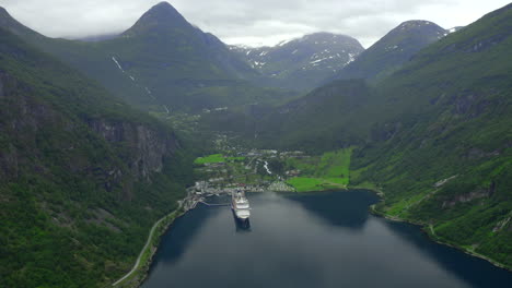 majestuosa sesión de grúas aéreas de la ciudad de geiranger y el fiordo de geiranger