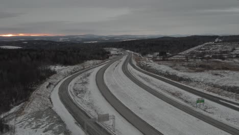 Drone-Volando-En-Caminos-Rurales-Vacíos-En-El-Paisaje-Invernal-Durante-El-Amanecer