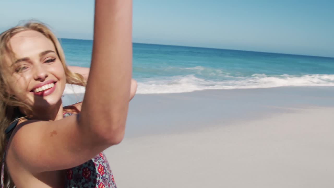 해변 에서 자유 시간 을 즐기는 여자