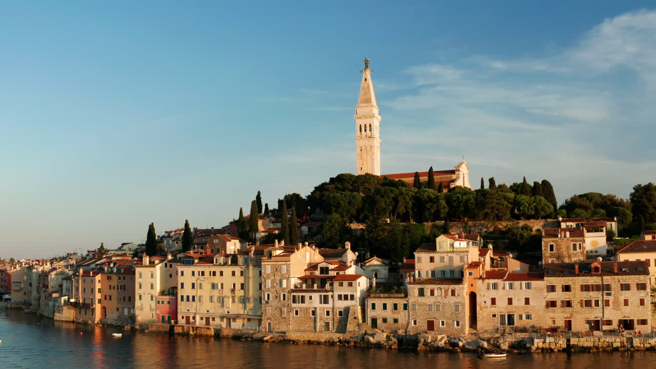 rovinj, istria croatia 일몰 동안 구시가에서 도시 풍경의 외관 외관