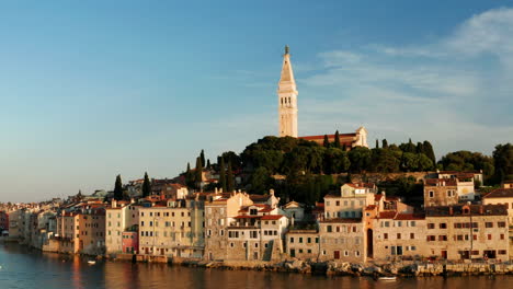 exterior de la fachada del paisaje urbano en el casco antiguo de rovinj, istria, croacia durante la puesta del sol