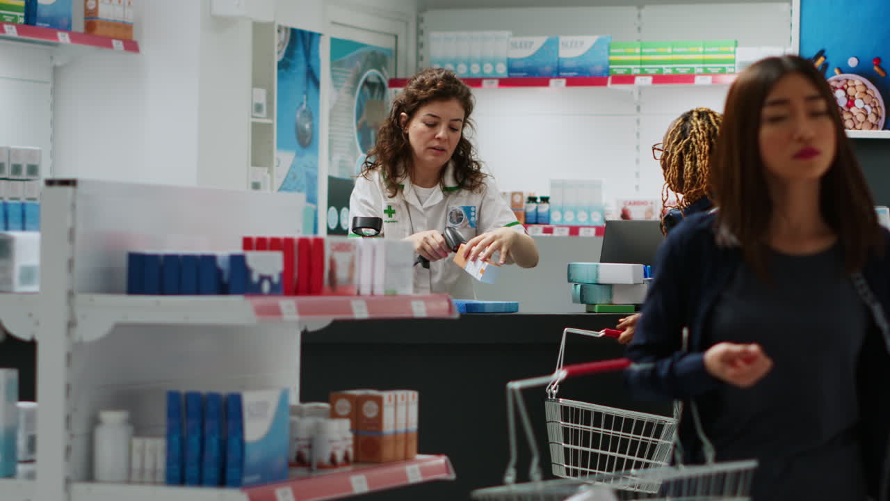 Farmaceut betjener kunder på apoteket