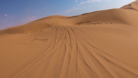 pov shot vanaf de voorkant van een safarivoertuig dat door diep zand en duinen rijdt in de namibwoestijn van namibië 2