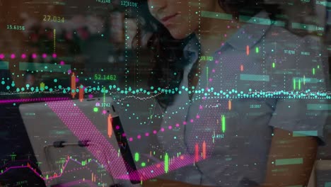 animación de datos financieros y gráficos sobre mujer blanca feliz usando tableta