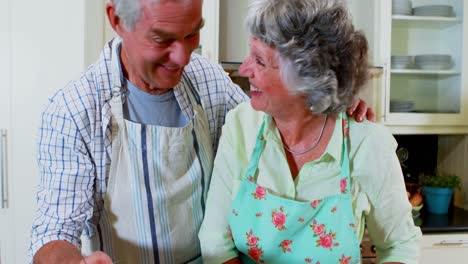 pareja de ancianos usando tableta digital en la cocina 4k