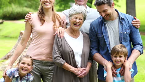 Großfamilie-Steht-Gemeinsam-Im-Park-Und-Posiert