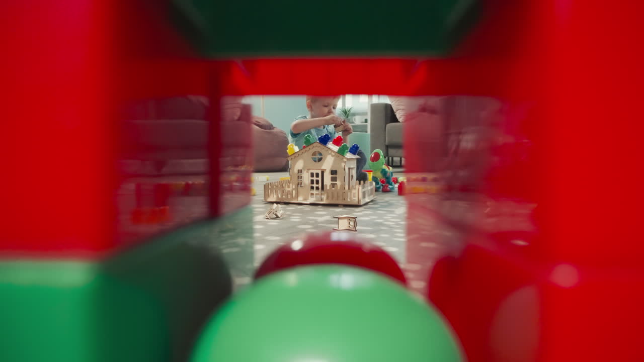 유아가 아기를 돌보는 동안 유아가 집을 짓습니다.