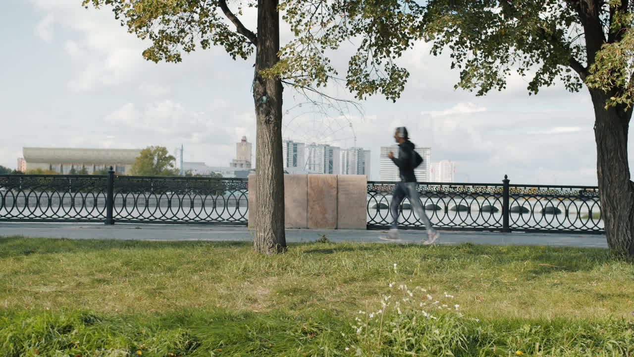 женщина бежит в городском парке