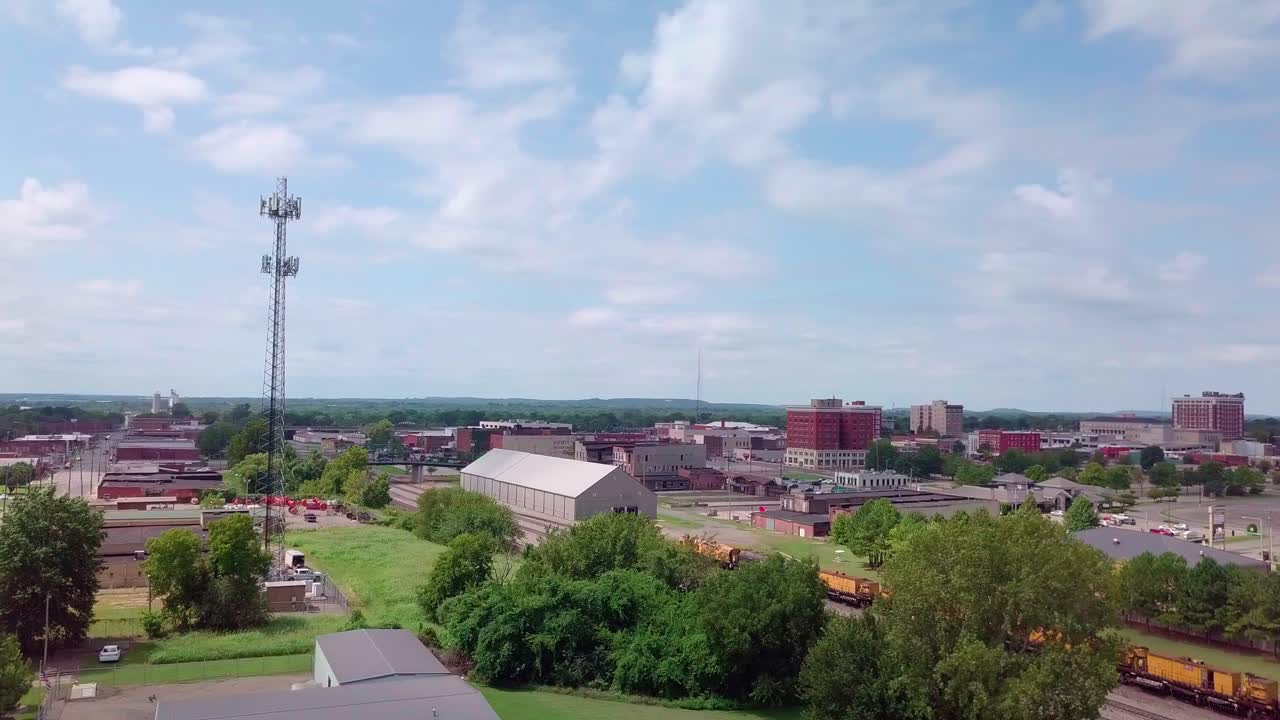 Torre di telefonia mobile con tecnologia 5G, aggiornamenti necessari, video stock con riprese da drone aereo 6