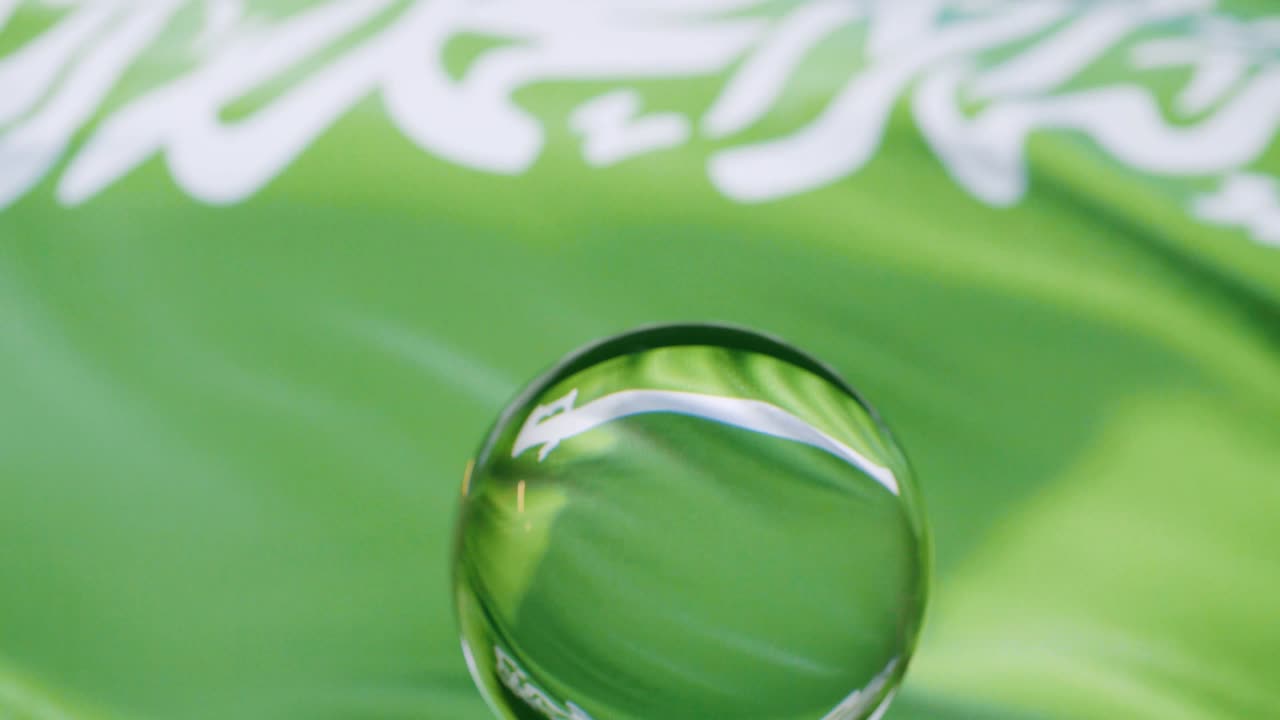 사우디 아라비아 발이 4k에서 파란 하늘을 향해 흔들리고 있습니다.