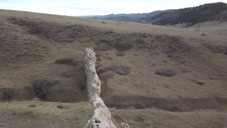 un vuelo sobre una formación rocosa natural