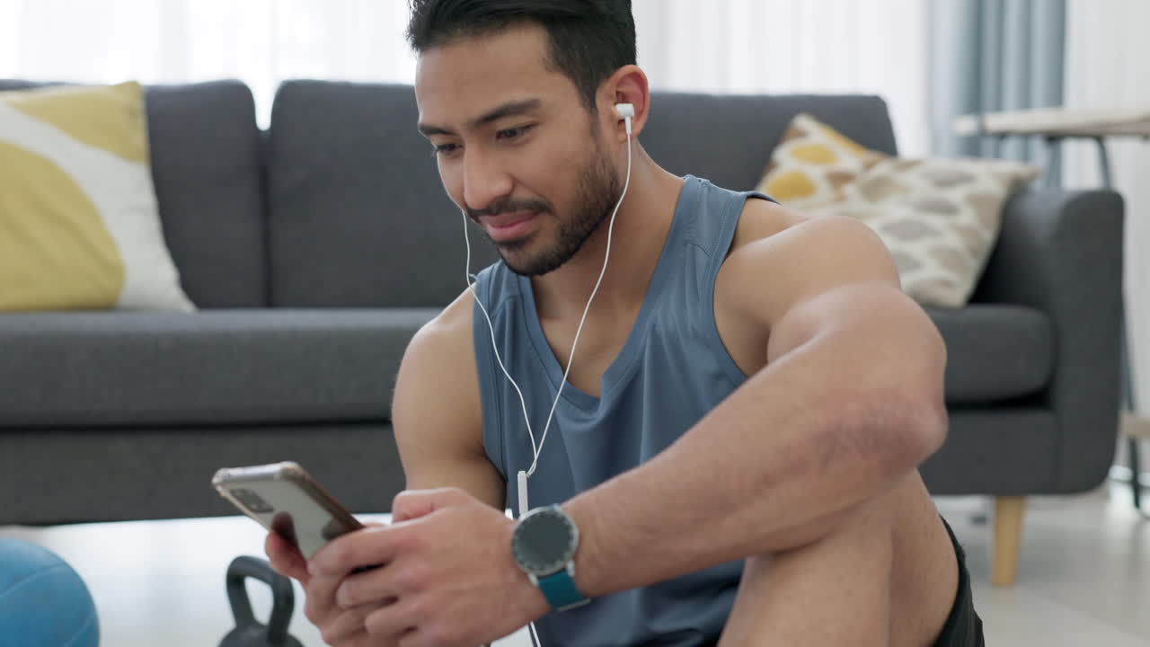 hombre, teléfono y auriculares de música en el fitness