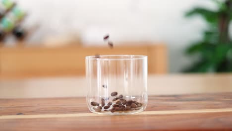 llenado secuencial de un vaso con granos de café