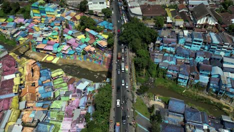 Lugar-Turístico-En-Malang,-Java-Oriental---Vista-Aérea-De-Los-Dos-Pueblos-Turísticos---Pueblo-Jodipan-&quot;arco-Iris&quot;-Y-La-Ciudad-Azul---Indonesia