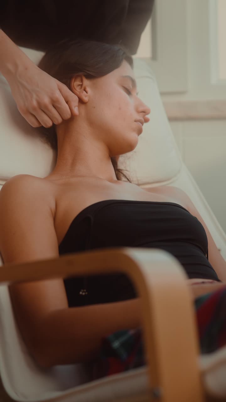 Giovane donna che riceve un massaggio rilassante al collo