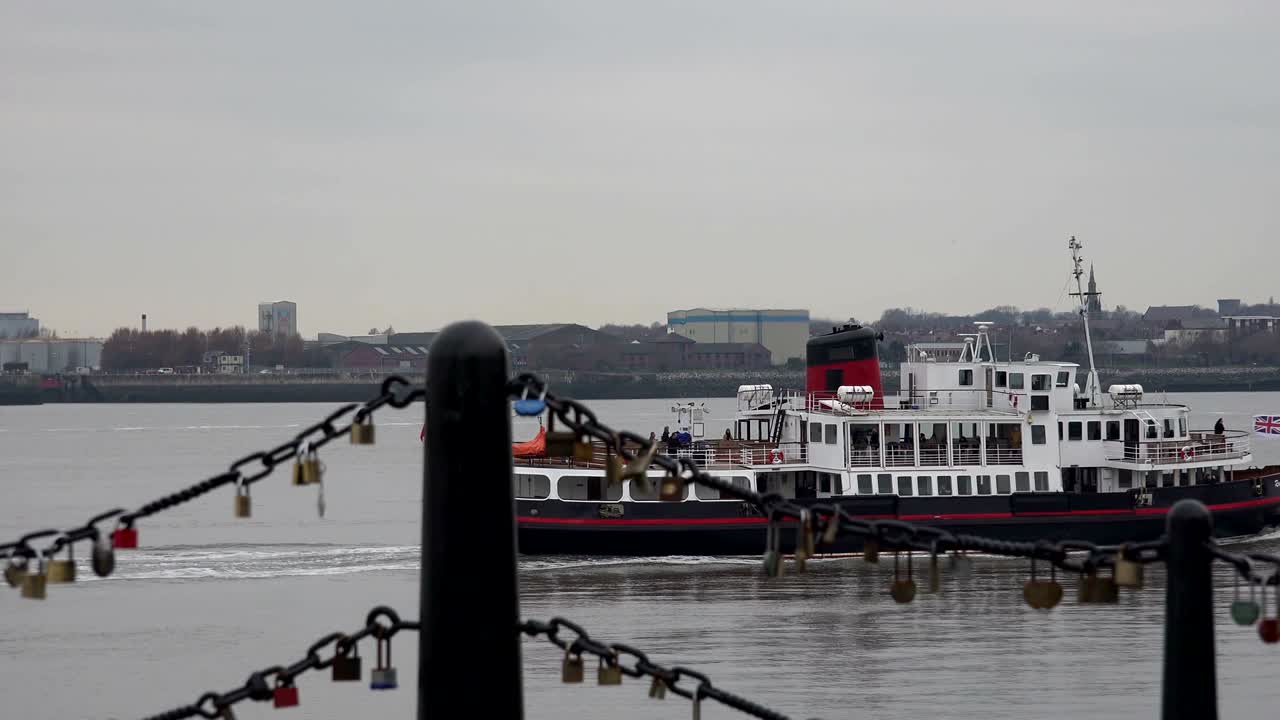 ferry cruzando el río mersey en liverpool