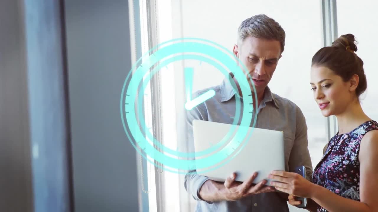 animación del reloj haciendo tic-tac sobre diversas personas de negocios usando computadora portátil