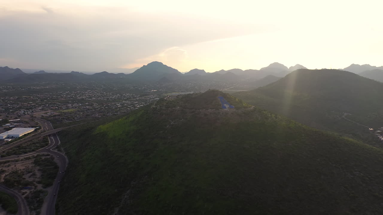 los rayos del sol brillan en el pico centinela en tucson, vista de drones