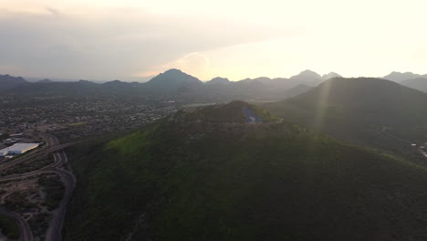 Los-Rayos-Del-Sol-Brillan-En-El-Pico-Centinela-En-Tucson,-Vista-De-Drones