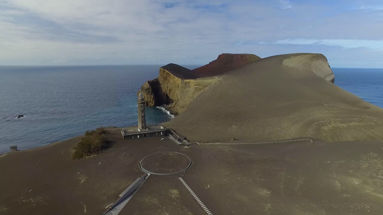 toma aérea del faro abandonado de ponta dos capelinhos en las azores