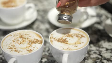 Cafetería,-Máquina-De-Espresso,-Tazas-De-Café-Con-Canela