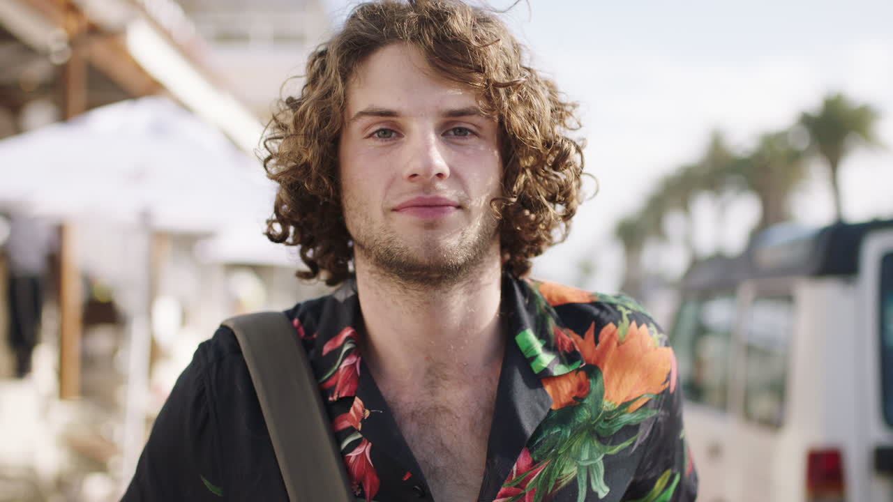 hombre, cara y sonrisa en una calle de la ciudad