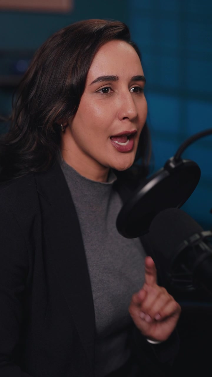 Donna professionista che parla al microfono in uno studio