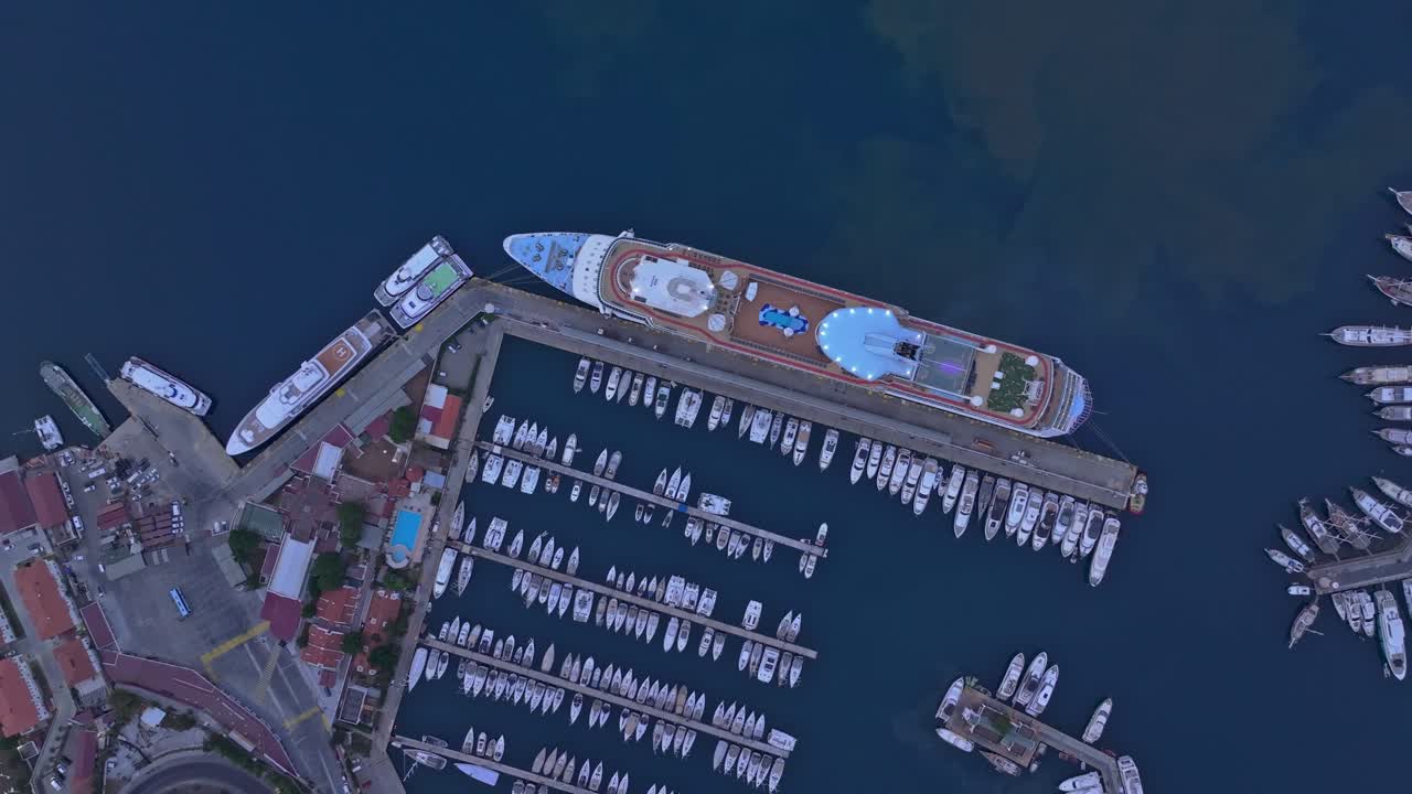 Glitrende Marmaris' havn med et krydstogtskib og yachter ved solopgang, Tyrkiet