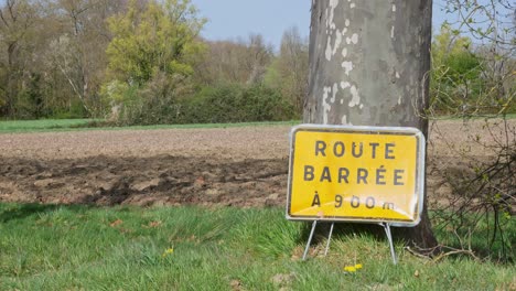 Kippen-Sie-Nach-Oben-Und-Zeigen-Sie-Ein-Schild-&quot;Straße-Schließen&quot;-In-Französischer-Sprache-In-Einer-Ländlichen-Gegend