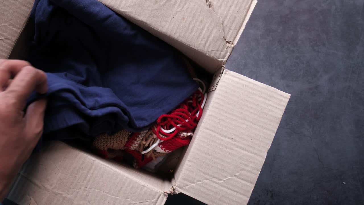 упаковка одежды в картонную коробку