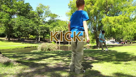 animación de texto de patada sobre padre e hijo jugando al fútbol