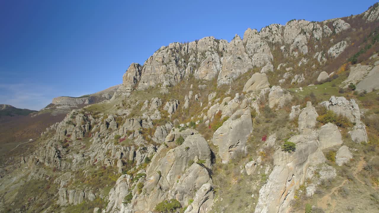 paisaje montañoso de otoño con formaciones rocosas