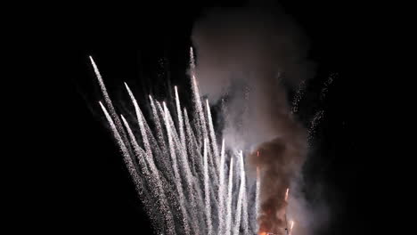 Ein-Feuerwerk-In-Der-Nacht-3