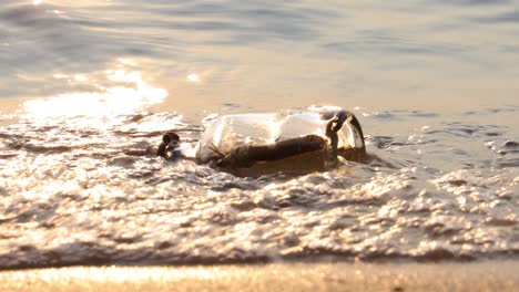 mensaje en la botella contra la puesta del sol