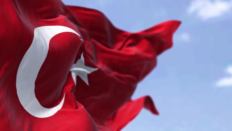 detalle de la bandera nacional de turquía ondeando en el viento en un día despejado