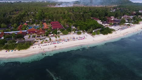 Fantastisches-Filmmaterial,-Das-Einen-Strand-Und-Ein-Erholungsgebiet-In-Gigi-Trawangan-Zeigt